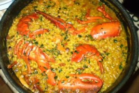 paella de arroz con langosta