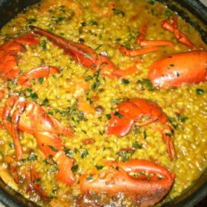 paella de arroz con langosta