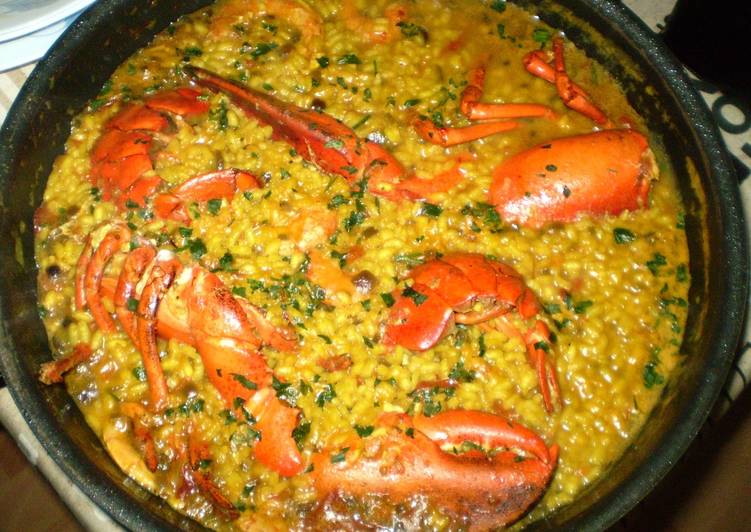 paella de arroz con langosta