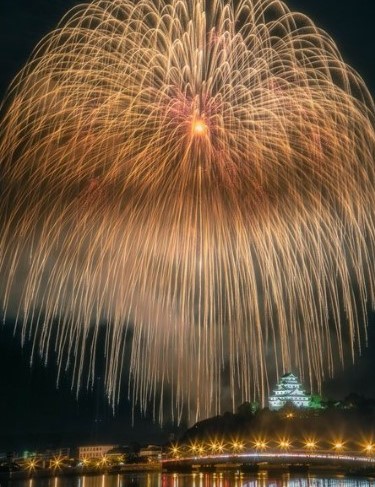 お城と花火