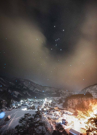 白川郷に雪が降る夜