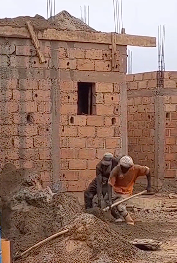 These builders have mastered this throwing technique