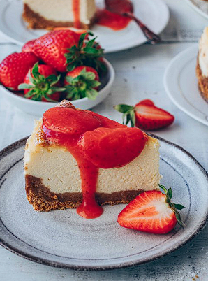 NEW YORK CHEESECAKE WITH STRAWBERRIES